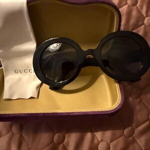 Gucci Elegant Black Oversized Sunglasses